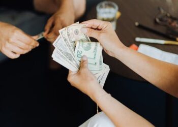 5 Smart Ways to Reduce Monthly Expenses Without Feeling Deprived